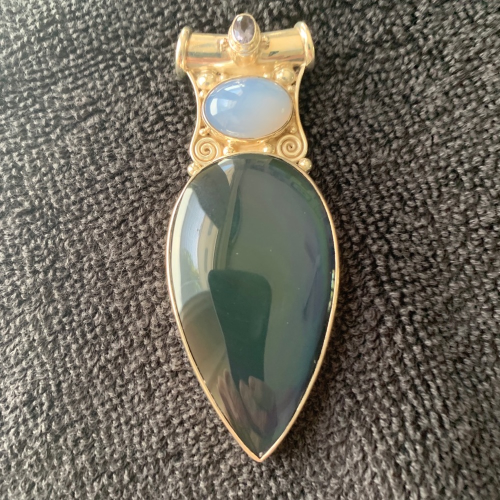 Sajen Offerings Pendant